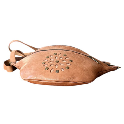 Natural leather shoulder bag.