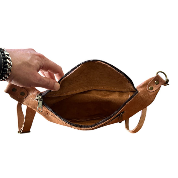 Natural leather shoulder bag.